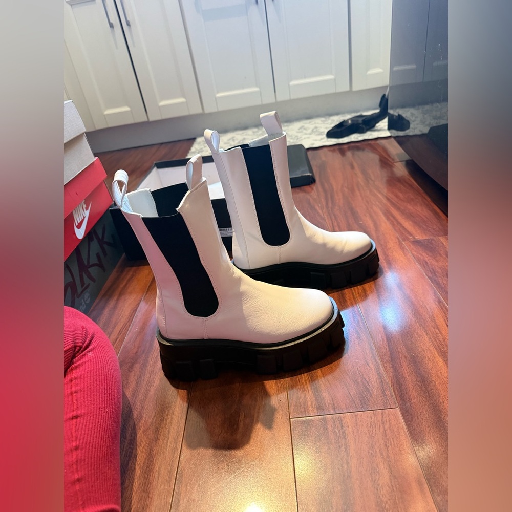 PrettyLittleThing White and Black Chunky Chelsea Boots - Picture 5 of 6